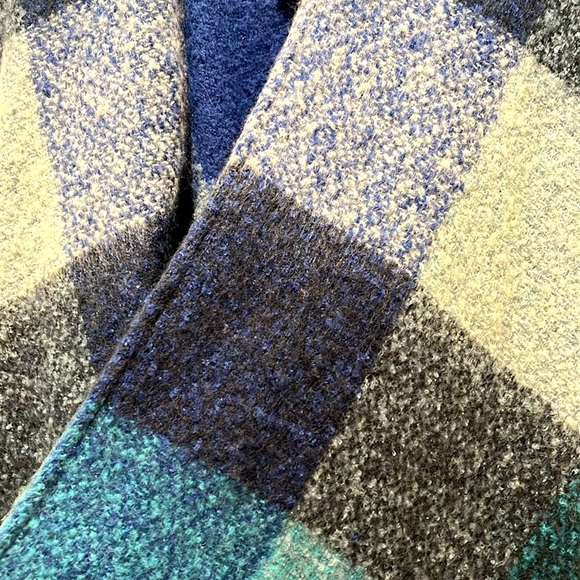 NWT JUST JAMIE Gorgeous OS Plaid blue Black Soft Fuzzy Kimono Ruana Cape Poncho - Picture 6 of 9